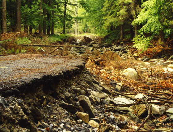 Stržená cesta po přívalovém dešti, Velké Karlovice 1998.